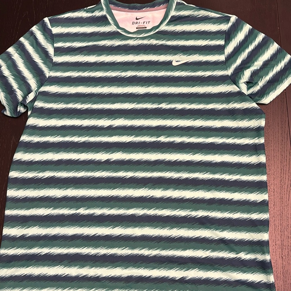 Like new Men’s Nike Dri-Fit tee